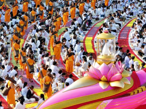 ภาพ No.190729:พิธีต้อนรับพระธรรมยาตรา ณ อนุสรณ์สถาน สถานที่ตั้งมโนปณิธานบวชตลอดชีวิต อนุสรณ์สถานคลองบางนางแท่น อ.สามพราน จ.นครปฐม ในโครงการธรรมยาตรา กตัญญูบูชา มหาปูชนียาจารย์ พระมงคลเทพมุนี(สด จนฺทสโร) พระผู้ปราบมาร อนุสรณ์สถาน 7 แห่ง ปีที่ 13 วันที่ 7 ม.ค.2568