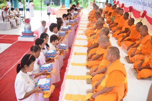 ภาพ No.146590:พิธีทอดผ้าป่าสร้างหลังคาอาคาร 80 ปี หลวงพ่อธัมมชโย ณ ศูนย์ปฎิบัติธรรมวิหารแดง จังหวัดสระบุรี วันอาทิตย์ที่ 28 กรกฎาคม พ.ศ. 2567