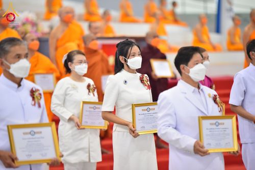 ภาพ No.127098:พิธีมอบใบประกาศเกียรติคุณองค์กรนานาชาติ และหน่วยงานที่ชักชวนคนร่วมโครงการนั่งสมาธิเพื่อสันติภาพโลกมากที่สุด วันอาทิตย์ที่ 1 มีนาคม พ.ศ. 2567 ณ สภาธรรมกายสากล วัดพระธรรมกาย