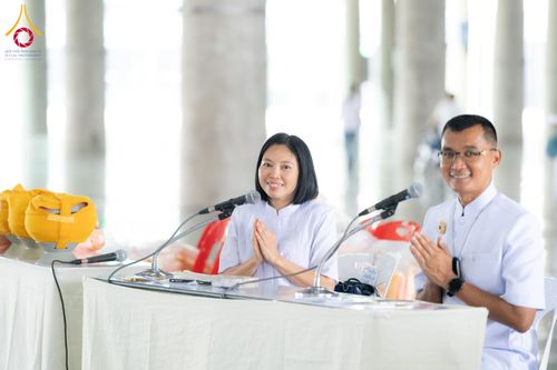 ภาพ No.62759:พิธีขอขมามอบผ้าไตร ในโครงการอุปสมบทหมู่ บูชาธรรมหลวงพ่อธัมมชโย พ.ศ.2567  โครงการอุปสมบทหมู่ธรรมทายาท ระดับอุดมศึกษา รุ่นที่51 (ภาคฤดูร้อน) โครงการบวชพระนานาชาติ AEC และ WAB รุ่นผู้บริหาร(รุ่นที่2) ณ ลานธรรม พระมหาธรรมกายเจดีย์ วันที่ 13 เมษายน พ.ศ. 2567