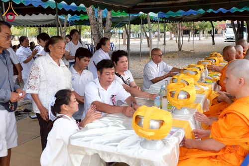 ภาพ No.277957:พิธีตัดปอยผมและปลงผมนาคธรรมทายาท พิธีขอขมาผู้ปกครอง ณ ศูนย์อบรมเยาวชนนครปฐม จ.นครปฐม และพิธีมอบบาตร ผ้าไตร นาคธรรมทายาท พิธีบรรพชา อุปสมบทหมู่ ณ วัดลาดหญ้าไทร จ.นครปฐม