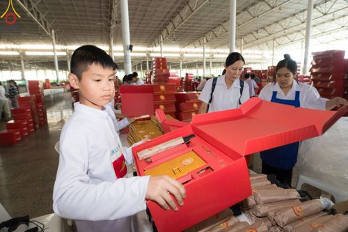 ภาพ No.212285:วันพุธที่ 19 มีนาคม พ.ศ. 2568 การบรรจุไทยธรรมลงกล่องสำเร็จ 43,500 กล่อง เพื่อถวายแด่พระสังฆาธิการ 40,000 กว่าวัดทั่วไทย ในวันคุ้มครองโลก 22 เมษายน พ.ศ. 2568 ณ บ้านแก้วเรือนทองคุณยายฯ วัดพระธรรมกาย