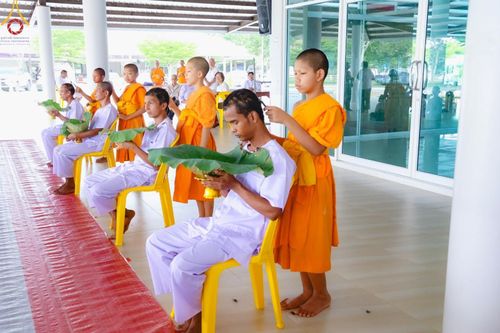 ภาพ No.186485:พิธีตัดปอย ปลงผม เวียนประทักษิณ  มอบบาตรผ้าไตร ขอขมาผู้ปกครอง และพิธีบรรพชาอุปสมบท  โครงการอุปสมบทหมู่บูชาธรรมมหาปูชนียาจารย์  ประจำปี 2567 ณ ศูนย์ปฏิบัติธรรมภาคใต้และวัดคงคาเลียบ อ.บางกล่ำ จ.สงขลา วันอาทิตย์ที่ 8 ธันวาคม พ.ศ. 2567