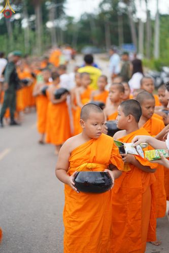 ภาพ No.61098:สามเณรออกบิณฑบาต และกิจกรรมอบรมสามเณร ในโครงการบรรพชาสามเณรฟื้นฟู พระพุทธศาสนาทั่วไทย ณ ศูนย์อบรมที่พักสงฆ์บ้านร่มเย็น จ.นราธิวาส วันที่ 2-15 เมษายน พ.ศ. 2567