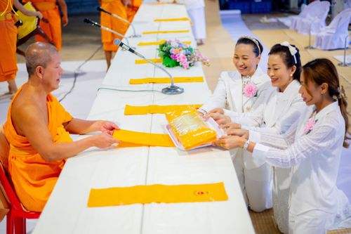 ภาพ No.189446:พิธีถวายภัตตาหารเป็นสังฆทาน แด่พระธรรมยาตรา ในโครงการธรรมยาตรา กตัญญูบูชา มหาปูชนียาจารย์ พระมงคลเทพมุนี(สด จนฺทสโร) พระผู้ปราบมาร อนุสรณ์สถาน 7 แห่ง ปีที่ 13 ณ อนุสรณ์สถานมหาวิหารพระมงคลเทพมุนี (โลตัสแลนด์) อ.สองพี่น้อง จ.สุพรรณบุรี วันที่ 5 มกราคม 2568