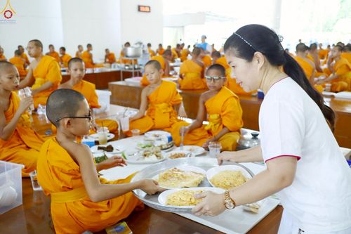 ภาพ No.231927:วันที่ 5 กรกฎาคม พ.ศ. 2568 พิธีถวายภัตตาหารเมนูสวรรค์ เพื่อการบรรลุธรรม ณ หอฉันคุณยายอาจารย์ฯ วัดพระธรรมกาย