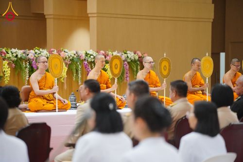 ภาพ No.208981:พระบาทสมเด็จพระเจ้าอยู่หัว ทรงมีพระราชศรัทธาทรงพระกรุณาโปรดเกล้าฯ ให้บำเพ็ญพระราชกุศลถวายภัตตาหารพระราชทาน การสอบบาลีสนามหลวง ณ วัดพระธรรมกาย ย อ.คลองหลวง จ.ปทุมธานี วันที่ 23-24 กุมภาพันธ์ พ.ศ. 2568