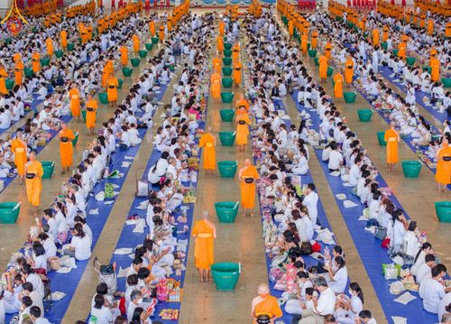 ภาพ No.124453:พิธีตักบาตรในวันมาฆบูชา ณ บ้านแก้วเรือนทองคุณยายฯ วัดพระธรรมกาย จ.ปทุมธานี วันเสาร์ที่ 24 กุมภาพันธ์ พ.ศ. 2567