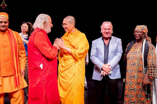 ภาพ No.249785:วันอาทิตย์ที่ 28 กันยายน พ.ศ. 2568 การปฏิบัติธรรมบูชาธรรม 108 ปี แห่งการบรรลุธรรมของหลวงปู่วัดปากน้ำ ได้จุดประทีปสันติภาพไปทั่วโลก และได้ร่วมเสวนาทางปัญญา เพื่อการขยายพระพุทธศาสนาวิชชาธรรมกายไปทั่วโลก  ในงาน HTC Newyork USA