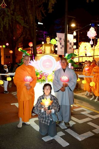 ภาพ No.229586:วันเสาร์ที่ 26 เมษายน พ.ศ. 2568 คณะพระภิกษุสามเณรในโครงการบรรพชาหมู่ 81 รูป  วัดภาวนาโซล ประเทศเกาหลีใต้ ได้ร่วมกับคณะสาธุชนคนไทยในเกาหลีใต้  ร่วมกันเดินขบวนอัญเชิญโคมดอกบัว  เพื่อบูชาแด่องค์สมเด็จพระสัมมาสัมพุทธเจ้า  ในงานเทศกาลวิสาขบูชานานาชาติ ประจำปี