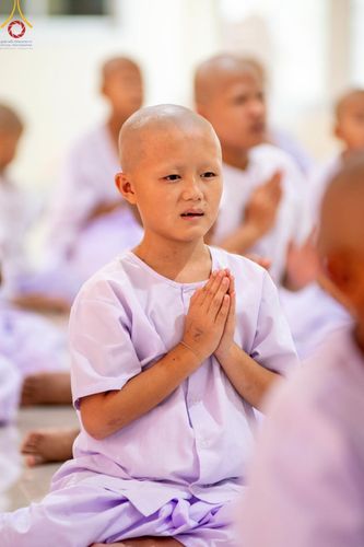 ภาพ No.59149:พิธีปลงผมและแห่นาคธรรมทายาท ในโครงการบรรพชาสามเณร ภาคฤดูร้อน เฉลิมพระเกียรติพระบาทสมเด็จพระเจ้าอยู่หัว เนื่องในโอกาส  พระราชพิธีมหามงคลเฉลิมพระชนมพรรษา 6 รอบ  ปลงผมนาคในวันที่ 21 เมษายน พ.ศ 2567 ณ วัดกลางธนรินทร์ (ธรรมอุทยานบ้านแป้ง)