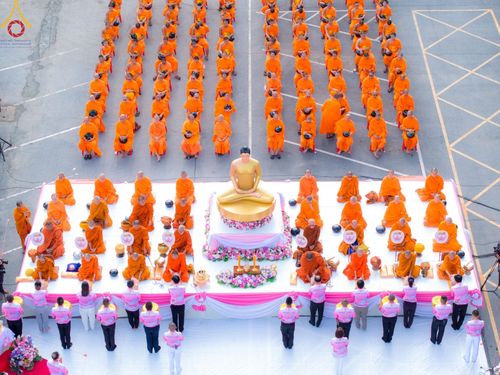 ภาพ No.150829:พิธีเจริญพระพุทธมนต์ และทำบุญตักบาตรแด่คณะสงฆ์ จำนวน 121 รูป เนื่องในโอกาสฉลองครบรอบ 120 ปี อำเภอคลองหลวง จังหวัดปทุมธานี เพื่อถวายเป็นพุทธบูชา ช่วยเหลือผู้ประสบความเดือดร้อนจากอุทกภัย และคณะสงฆ์ 323 วัด 4 จังหวัดชายแดนภาคใต้ วันเสาร์ที่ 31 สิงหาคม พ.ศ. 