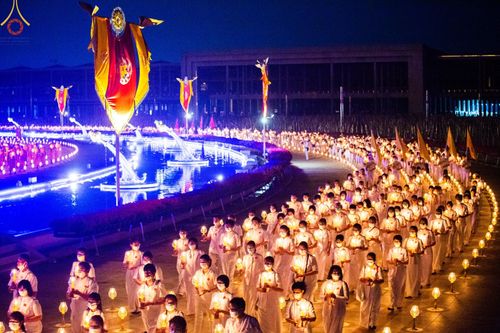 ภาพ No.77222:พิธีจุดมาฆประทีป ในวันมาฆบูชา อาทิตย์ต้นเดือนที่ 6 มีนาคม พ.ศ. 2566 ณ วัดพระธรรมกาย อ.คลองหลวง จ.ปทุมธานี