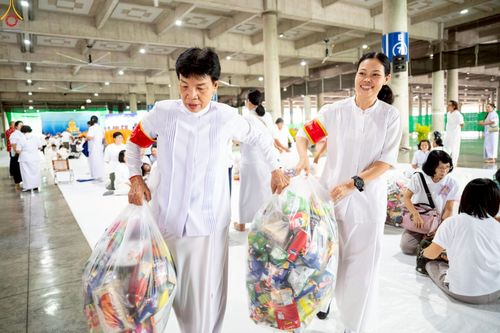 ภาพ No.235347:วันที่ 27 กรกฎาคม พ.ศ. 2568 พิธีตักบาตรฉลองพระใหม่ โครงการบรรพชาและอุปสมบทมู่รุ่นเข้าพรรษา ณ วัดพระธรรมกาย