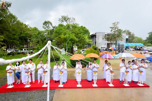 ภาพ No.249975:วันอังคารที่ 30 กันยายน พ.ศ. 2568 พิธีตอกเสามงคลต้นแรกอาคารเศรษฐีถาวร ที่พักผู้มาปฏิบัติธรรม ณ ศูนย์ปฏิบัติธรรมจันทบุรี