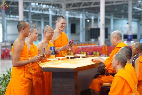 ภาพ No.153224:พิธีมุทิตาสักการะ พระภิกษุ-สามเณร ผู้สอบไล่ได้เปรียญธรรม ประโยค 1-2 ถึงประโยค ป.ธ.9 และบาลีศึกษา ประโยค1-2 ถึง บ.ศ.9 , พิธีมอบดวงแก้วสามเณรผู้ทรงบาลีไวยากรณ์ วัดพระธรรมกาย และ ศูนย์ส่งเสริมศีลธรรมในประเทศและต่างประเทศ วันอาทิตย์ที่ 8 กันยายน พ.ศ.2567