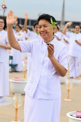 ภาพ No.160450:พิธีปลูกต้นทรัพย์บานชื่น ณ ลานธรรม พระมหาธรรมกายเจดีย์ วัดพระธรรมกาย จ.ปทุมธานี วันพฤหัสบดีที่ 10 ตุลาคม พ.ศ. 2567