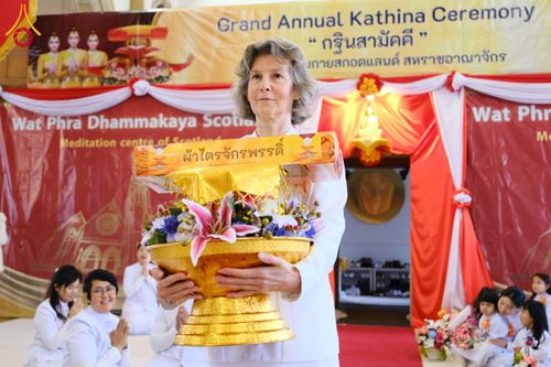 ภาพ No.172197:พิธีทอดกฐิน วัดพระธรรมกายสก็อตแลนด์ บูชาธรรม 80 ปี หลวงพ่อธัมมชโย โดยคณะศิษยานุศิษย์วัดพระธรรมกาย วันที่ 25 ตุลาคม พ.ศ. 2567