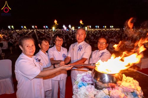 ภาพ No.266131:วันพุธที่ 5 พฤศจิกายน พ.ศ. 2568 (วันพระ ขึ้น 15 ค่ำ เดือน 12) พิธีจุดประทีปโคมลาน, โคมลอย และลอยกระทง ถวายประทีปเป็นพุทธบูชา สร้างความสว่างไสวให้กับแผ่นดินด้วยแสงธรรม ณ พุทธอุทยานนานาชาติ จังหวัดหนองคาย