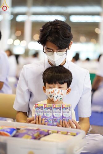 ภาพ No.136592:พิธีตักบาตร พิธีบูชาข้าวพระ ในวันอาทิตย์ต้นเดือนที่ 5 พฤษภาคม พ.ศ. 2567 ณ วัดพระธรรมกาย จ.ปทุมธานี