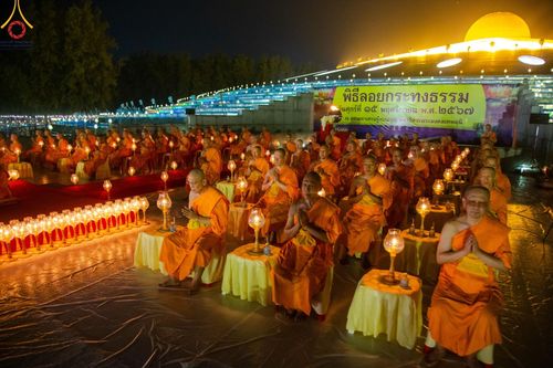 ภาพ No.170326:พิธีลอยกระทงธรรม ณ สระเศรษฐีทะเลบุญ มหาวิหารพระมงคลเทพมุนีฯ วัดพระธรรมกาย วันศุกร์ที่ 15 พฤศจิกายน พ.ศ.2567 (วันเพ็ญ 15 ค่ำ เดือน 12)