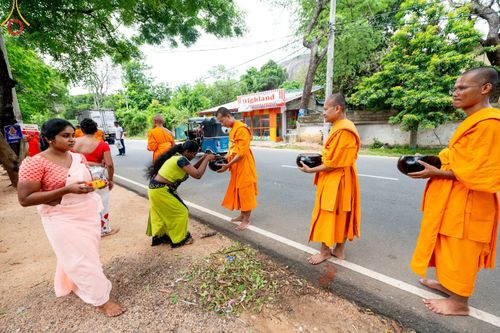 ภาพ No.139442:พิธีตักบาตรรอบเมืองดัมบุลล่า เทศกาลวิสาขบูชาแห่งชาติ ศรีลังกา เมื่อวันที่ 16 พฤษภาคมที่ผ่านมา คณะสงฆ์จากวัดพระธรรมกาย และคณะพระภิกษุสามเณรศรีลังกา ในโครงการสยาม-ลังกา ธรรมยาตรา ฉลองเทศกาลวิสาขบูชาแห่งชาติ ศรีลังกา บูชาธรรม 80 ปีหลวงพ่อธัมมชโย