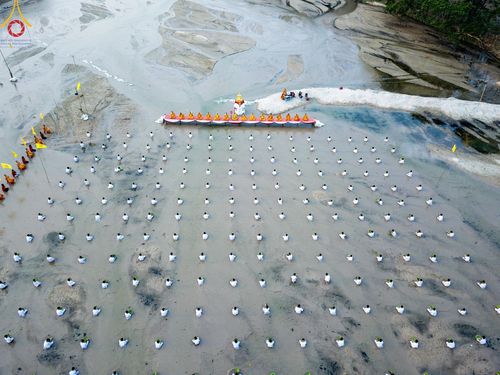 ภาพ No.63303:Photo Story  มหัศจรรย์วัดดงดินแดง Episode 1  พิธีปลงผมนาคธรรมทายาท  ในโครงการบรรพชาอุปสมบทหมู่ ฟื้นฟูพระพุทธศาสนาทั่วไทย วัดดงดินแดง ณ ลำน้ำแม่ตื่น อ.อมก๋อย จ.เชียงใหม่ วันที่ 2 เมษายน พ.ศ. 2567