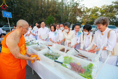 ภาพ No.110718:พิธีถวายภัตตาหารเป็นสังฆทาน แด่คณะพระธรรมยาตราฯ ในโครงการธรรมยาตรากตัญญูบูชา มหาปูชนียาจารย์ พระมงคลเทพมุนี(สด จนฺทสโร) พระผู้ปราบมาร อนุสรณ์สถาน 7 แห่ง ปีที่ 12 วันที่ 12 มกราคม พ.ศ. 2567 ณ อนุสรณ์สถานมหาวิหารพระมงคลเทพมุนี(โลตัสแลนด์) อ.สองพี่น้อง จ.สุ