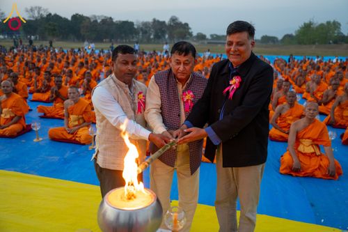 ภาพ No.132372:พิธีจุดโคมประทีปถวายเป็นพุทธบูชา ในโครงการบรรพชา 1,250 รูป ณ แดนประสูติ สวนลุมพินี ประเทศเนปาล วันที่ 17 มีนาคม พ.ศ. 2567