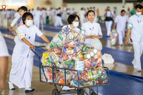 ภาพ No.89475:พิธีตักบาตร ข้าวสารอาหารแห้ง พิธีบูชาข้าวพระ และพิธีจุดเทียนใจ ไฟนิรันดร์  อนันตชัย ณ สภาธรรมกายสากล วัดพระธรรมกาย วันอาทิตย์ที่ 1 ตุลาคม พ.ศ. 2566