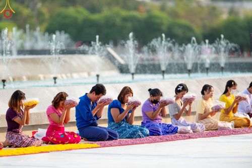 ภาพ No.120043:พิธีต้อนรับพระธรรมยาตรา ในโครงการธรรมยาตรา กตัญญูบูชา มหาปูชนียาจารย์ พระมงคลเทพมุนี(สด จนฺทสโร) พระผู้ปราบมาร อนุสรณ์สถาน 7 แห่ง ปีที่ 12 วันที่ 28 มกราคม พ.ศ. 2567 ณ วัดพระธรรมกาย จ.ปทุมธานี
