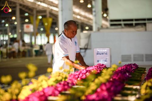 ภาพ No.133850:พิธีตักบาตร ข้าวสารอาหารแห้ง ณ บ้านแก้วเรือนทองคุณยายฯ สภาธรรมกายสากล วัดพระธรรมกาย วันอาทิตย์ต้นเดือนที่ 7 เมษายน พ.ศ. 2567