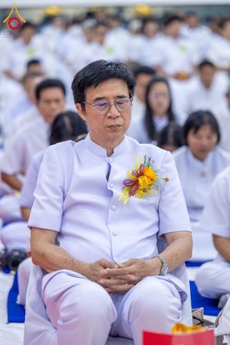 ภาพ No.160829:พิธีเจริญพระพุทธมนต์ และปิดแผ่นทองรูปเหมือน พระเดชพระคุณพระมงคลเทพมุนี (สด จนฺทสโร) พระผู้ปราบมาร จำนวน 3 องค์ วันเสาร์ที่ 5 ตุลาคม พ.ศ. 2567 ณ อาคารปลูกศรัทธา 2 (ชานชลาเดิม) วัดพระธรรมกาย อ.คลองหลวง จ.ปทุมธานี