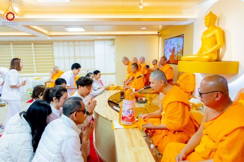 ภาพ No.221317:วันศุกร์ที่ 25 เมษายน พ.ศ. 2568 พิธีอัญเชิญรูปเหมือนพระมงคลเทพมุนี (สด จนฺทสโร) พระผู้ปราบมาร พิธีทอดผ้าป่าสามัคคี 25 ปี พิธีถวายสังฆทาน 15 วัด แด่เจ้าอาวาสภาคพื้นเอเชีย และแอฟริกา ในวาระครบ 25 ปี วัดพระธรรมกายโอซาก้า ประเทศญี่ปุ่น