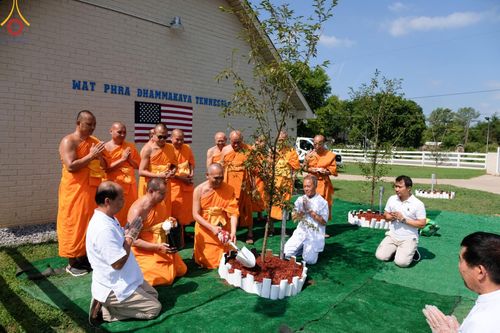ภาพ No.142951:พิธีเจริญพระพุทธมนต์ โปรยรัตนชาติ เพื่อความเป็นสิริมงคล  ณ พื้นที่ก่อสร้างอาคารปฏิบัติธรรม “แก้วธรรมชัยรัตนอนันต์”  วัดพระธรรมกายเทนเนสซี ประเทศสหรัฐอเมริกา วันอังคารที่ 2 กรกฎาคม พ.ศ. 2567