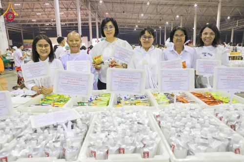 ภาพ No.204317:พิธีถวายภัตตาหารเป็นสังฆทาน แด่พระธรรมยาตรา ณ วัดพระธรรมกาย ตำบลคลองสาม อำเภอคลองหลวง จังหวัดปทุมธานี ในโครงการธรรมยาตรา กตัญญูบูชา มหาปูชนียาจารย์ พระมงคลเทพมุนี(สด จนฺทสโร) พระผู้ปราบมาร อนุสรณ์สถาน 7 แห่ง ปีที่ 13 วันที่ 31 มกราคม พ.ศ. 2568