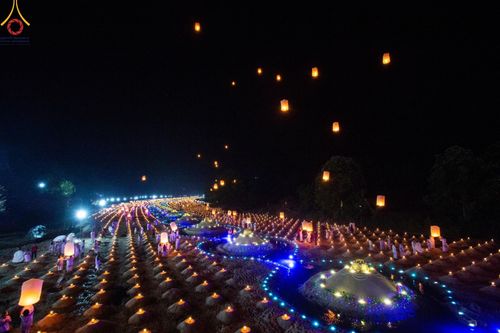 ภาพ No.138668:Photo Story  มหัศจรรย์วัดดงดินแดง Episode 6 พระภิกษุ-สามเณร ในโครงการบรรพชาอุปสมบทหมู่  กว่า 500 รูป และศีลจาริณีกว่า 300 คน ร่วมกันก่อพระเจดีย์ทราย 20,000 องค์ และจุดประทีป  บูชาธรรม 80 ปี หลวงพ่อธมฺมชโย กลางลำน้ำแม่ตื่น