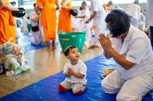 ภาพ No.92140:พิธีตักบาตร ในวันทอดกฐินสามัคคี ประจำปีพุทธศักราช 2566 วันอาทิตย์ต้นเดือนที่ 5 พฤศจิกายน พ.ศ. 2566 ณ สภาธรรมกายสากล วัดพระธรรมกาย จ.ปทุมธานี