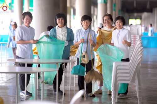 ภาพ No.220493:วันที่ 23-25 เมษายน พ.ศ. 2568 เจ้าหน้าที่และสาธุชนช่วยกัน รับบุญเก็บงานวันคุ้มครองโลก ณ วัดพระธรรมกาย