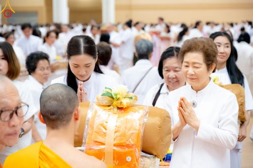 ภาพ No.180841:พิธีถวายภัตตาหารเมนูสวรรค์ และพิธีถวายอุปกรณ์กันหนาว แด่คณะพระภิกษุสามเณรวัดพระธรรมกาย วันอาทิตย์ที่ 8 ธันวาคม พ.ศ.2567 ณ สภาธรรมกายสากล วัดพระธรรมกาย