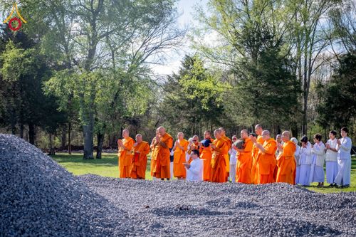 ภาพ No.135498:พิธีเจริญพระพุทธมนต์สมโภช แก้วบรมจักรพรรดิรัตนอนันต์ สถาปนาอาคารปฏิบัติธรรม แก้วธรรมชัยรัตนอนันต์ บูชาธรรมเนื่องในโอกาสอายุวัฒนมงคล 80 ปี หลวงพ่อธัมมชโย (22 เมษายน พ.ศ. 2567) วันพุธที่ 3 เมษายน พ.ศ. 2567 ณ วัดพระธรรมกายเทนเนสซี ประเทศสหรัฐอเมริกา