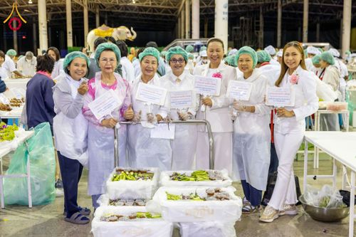 ภาพ No.202712:พิธีถวายภัตตาหารเป็นสังฆทาน แด่พระธรรมยาตรา ณ วัดพระธรรมกาย ตำบลคลองสาม อำเภอคลองหลวง จังหวัดปทุมธานี ในโครงการธรรมยาตรา กตัญญูบูชา มหาปูชนียาจารย์ พระมงคลเทพมุนี(สด จนฺทสโร) พระผู้ปราบมาร อนุสรณ์สถาน 7 แห่ง ปีที่ 13 วันที่ 28 มกราคม พ.ศ. 2568