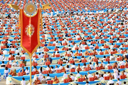 ภาพ No.219607:วันอังคารที่ 22 เมษายน พ.ศ. 2568 พิธีถวายมหาสังฆทานคณะสงฆ์ 40,000 กว่าวัดทั่วประเทศ เนื่องในวันคุ้มครองโลก ณ วัดพระธรรมกาย จ.ปทุมธานี