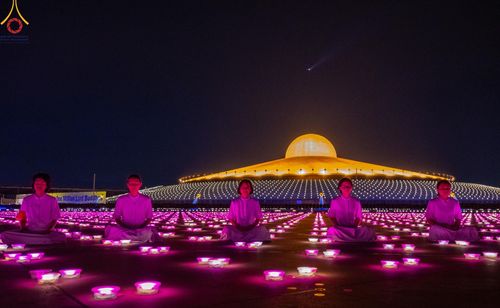 ภาพ No.150334:พิธีจุดประทีป และพิธีฉลองชัยสวดมนต์ บทธัมมจักกัปปวัตตนสูตร ครบ 6,668,272,727 จบ เนื่องในวันธรรมชัย 27 สิงหาคม พ.ศ. 2567 ณ มหารัตนวิหารคด วัดพระธรรมกาย