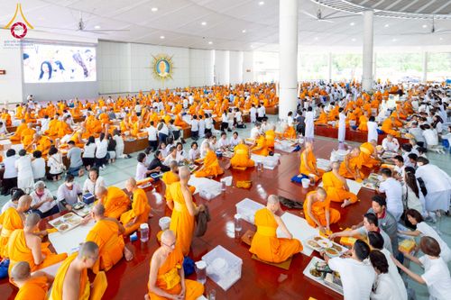 ภาพ No.265939:วันพุธที่ 5 พฤศจิกายน พ.ศ. 2568 (วันพระ ขึ้น 15 ค่ำ เดือน 12) พิธีบุพเปตพลี ครั้งที่ 172 ร่วมอุทิศบุญแด่หมู่ญาติที่ล่วงลับไปแล้ว และสืบทอดอายุพระพุทธศาสนา ณ หอฉันคุณยายอาจารย์ฯ วัดพระธรรมกาย