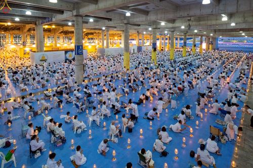 ภาพ No.223990:วันวิสาขบูชา วันอาทิตย์ที่ 11 พฤษภาคม พ.ศ. 2568 พิธีจุดวิสาขประทีป ,  พิธีเวียนประทักษิณรอบพระมหาธรรมกายเจดีย์ , พิธีฉลองชัยสวดมนต์บทธัมมจักกัปปวัตตนสูตร ครบ 7,357,000,000 จบ ณ มหารัตนวิหารคด วัดพระธรรมกาย