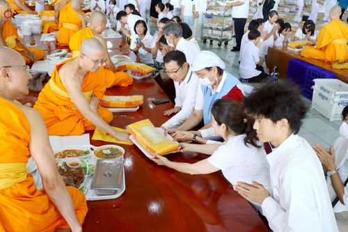 ภาพ No.240105:วันเสาร์ที่ 23 สิงหาคม พ.ศ. 2568 (วันพระ แรม 14 ค่ำ เดือน 9) พิธีบุพเปตพลี ครั้งที่ 169 ร่วมอุทิศบุญแด่หมู่ญาติที่ล่วงลับไปแล้ว และสืบทอดอายุพระพุทธศาสนา ณ หอฉันคุณยายอาจารย์ฯ วัดพระธรรมกาย