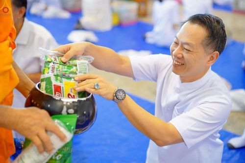 ภาพ No.243506:วันที่ 7 กันยายน พ.ศ. 2568 พิธีตักบาตร ข้าวสารอาหารแห้ง ในวันครูผู้ค้นพบวิชชาธรรมกาย ณ บ้านแก้วเรือนทองคุณยายฯ สภาธรรมกายสากล วัดพระธรรมกาย