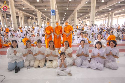 ภาพ No.62587:พิธีถวายบาตรเเละไทยธรรม ในโครงการอุปสมบทหมู่ บูชาธรรมหลวงพ่อธัมมชโย พ.ศ.2567 ณ ลานธรรม พระมหาธรรมกายเจดีย์ วันที่ 13 เมษายน พ.ศ.2567