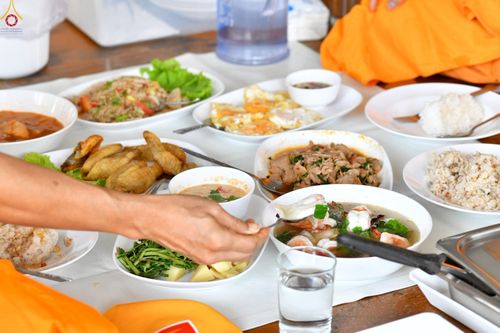 ภาพ No.230449:วันที่ 28 มิถุนายน พ.ศ. 2568 พิธีถวายภัตตาหารเมนูสวรรค์ เพื่อการบรรลุธรรม ณ หอฉันคุณยายอาจารย์ฯ วัดพระธรรมกาย